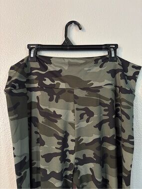 LIVD Green Camouflage High-Waisted Stretch Leggings Size 3X